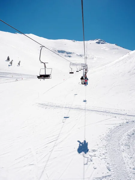 Heffen op ski-oord — Stockfoto