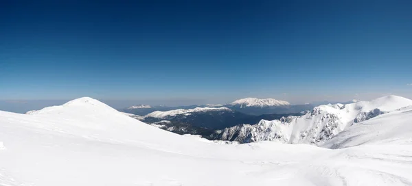 Landskap av berg med snö — Stockfoto