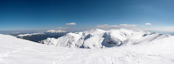 Paisaje de montaña con nieve — Foto de Stock