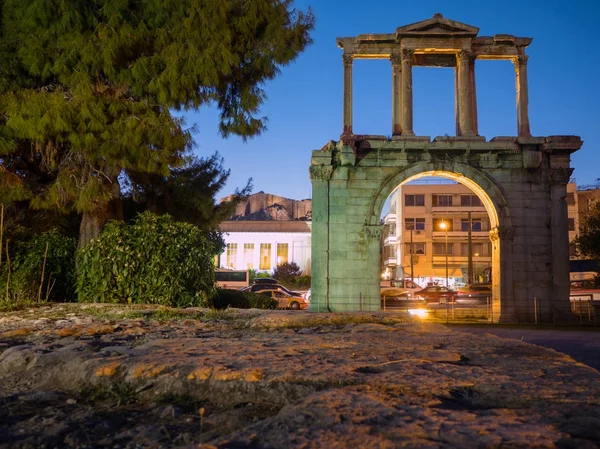 Hadrian's gate at night in Athens — Stock Photo, Image