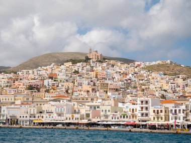 Güneşli bir gün şehirde: Syros