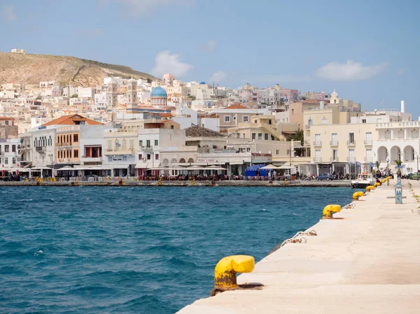 Güneşli bir gün şehirde: Syros — Stok fotoğraf