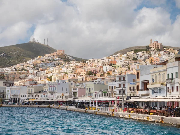 Güneşli bir gün şehirde: Syros — Stok fotoğraf