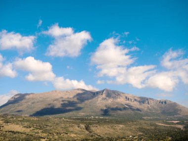 Dağ Laconia Peloponnese, Yunanistan Mani bölgesinde bulutlar ile peyzaj