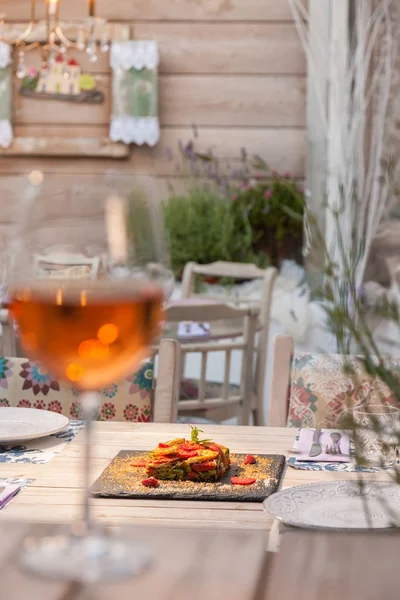 Tarte Aux Légumes Gourmande Belle Décorée Servie Sur Une Table — Photo