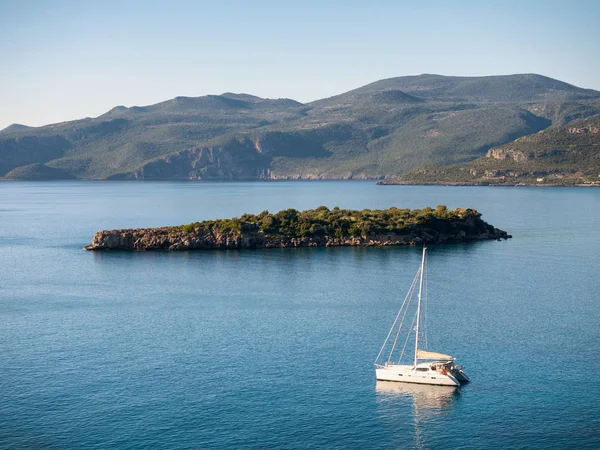 Laconia Peloponnese Yunanistan Mani Bölgesinin Bir Koyda Yelkenli Tekne — Stok fotoğraf
