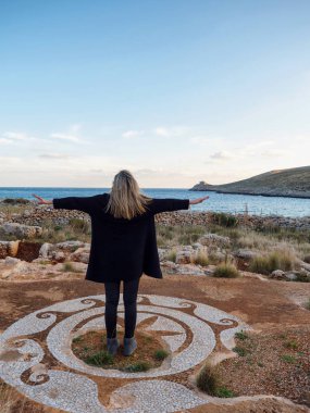 Mozaik ve cape Matapas veya Tainaron Mani, Laconia, Peloponnese, Yunanistan denize bakarak bir kız ile Harabeleri