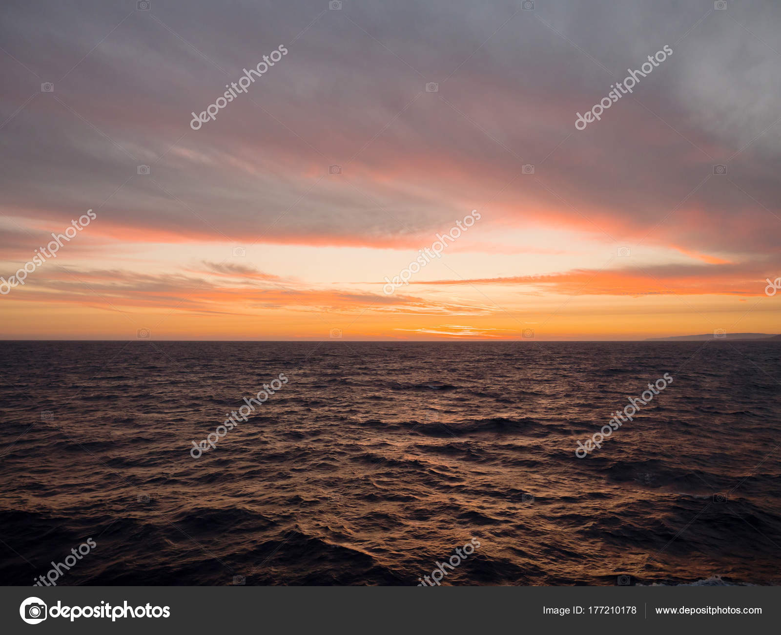 Coucher Soleil Mer Avec Des Couleurs Orange Profond Dans