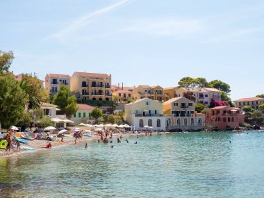 Assos - Kefalonia, 20 Ağustos 2016: Assos Köyü küçük bağlantı noktası ve geleneksel evleri