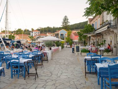 Fiskardo, Yunanistan - 20 Ağustos 2016: Kefalonia Island Yunan restoranları ile bağlantı noktası Fiskardo Köyü
