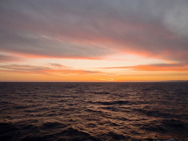 Ηλιοβασίλεμα Στη Θάλασσα Βαθύ Πορτοκαλί Χρώματα Απόγευμα Και Ουρανός Σύννεφα — Φωτογραφία Αρχείου