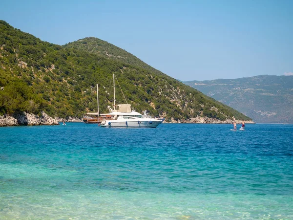 Barcos Una Orilla Gente Disfruta Del Verano Isla Cefalonia Grecia — Foto de Stock