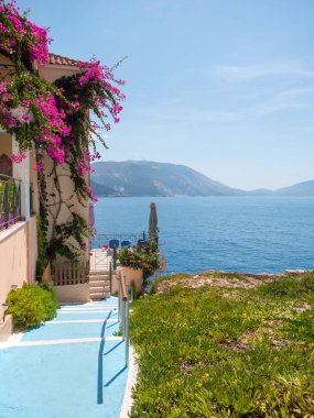 Assos - Kefalonia, 20 Ağustos 2016: Assos Köyü küçük bağlantı noktası ve geleneksel evleri