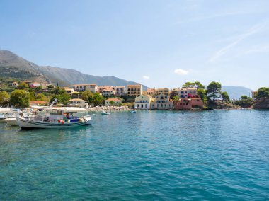 Assos - Kefalonia, 20 Ağustos 2016: Assos Köyü küçük bağlantı noktası ve geleneksel evleri