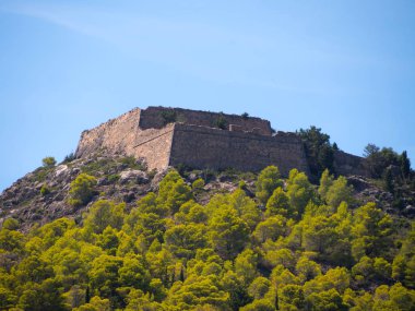 Kefalonia, Ionian Islands, Yunanistan için Assos köyünde yeşil tepenin üstüne eski Kalesi