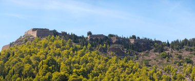 Kefalonia, Ionian Islands, Yunanistan için Assos köyünde yeşil tepenin üstüne eski Kalesi