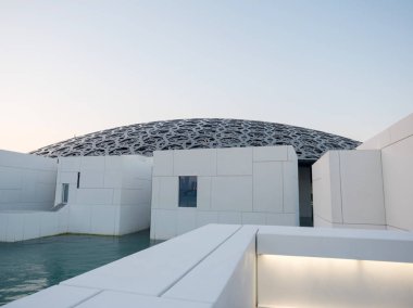 Abu Dhabi, Birleşik Arap Emirlikleri - 20 Aralık 2017: Louvre Musée du Louvre Abu Dabi modern tasarımı ile dış