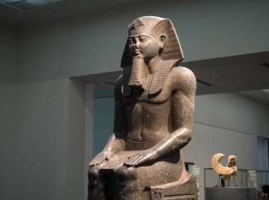 Abu Dhabi, Birleşik Arap Emirlikleri - 20 Aralık 2017: Abu Dabi Louvre Müzesi'nde sergiler