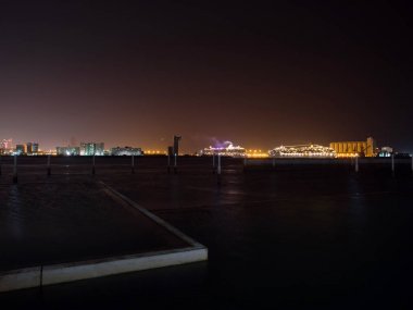 Panoramik gece Abu Dabi şehir luminated Louvre Musée du Louvre göster