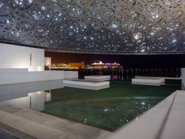 Abu Dhabi, Birleşik Arap Emirlikleri - 20 Aralık 2017: Louvre Müzesi modern tasarım dış luminated gece ile 