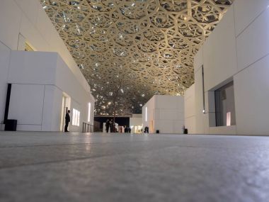 Abu Dhabi, Birleşik Arap Emirlikleri - 20 Aralık 2017: Louvre Müzesi modern tasarım dış luminated gece ile 