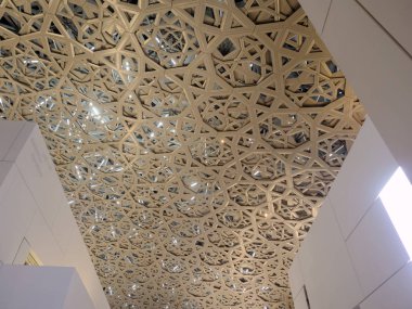 Abu Dhabi, Birleşik Arap Emirlikleri - 20 Aralık 2017: Louvre Müzesi modern tasarım dış luminated gece ile 