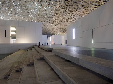 Abu Dhabi, Birleşik Arap Emirlikleri - 20 Aralık 2017: Louvre Müzesi modern tasarım dış luminated gece ile 
