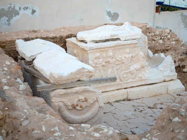 Ruinen Eines Grabes Mit Weißem Marmorstein Und Skulpturen Kefalonia Griechenland — Stockfoto