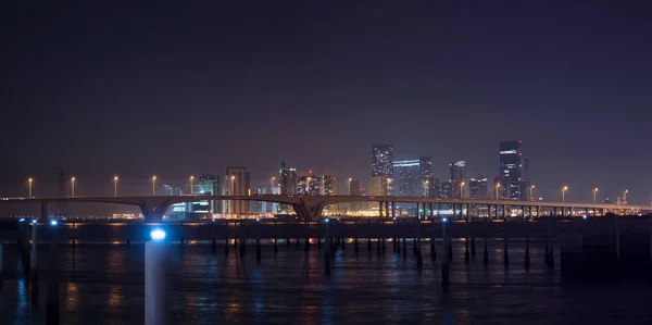 Vista Panorámica Ciudad Abu Dhabi Iluminada Por Noche Vista Desde — Foto de Stock