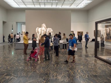 İnsanlar Abu Dabi Louvre Müzesi'nde