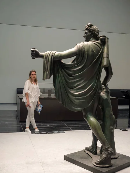 Les gens au musée du Louvre à Abu Dhabi — Photo