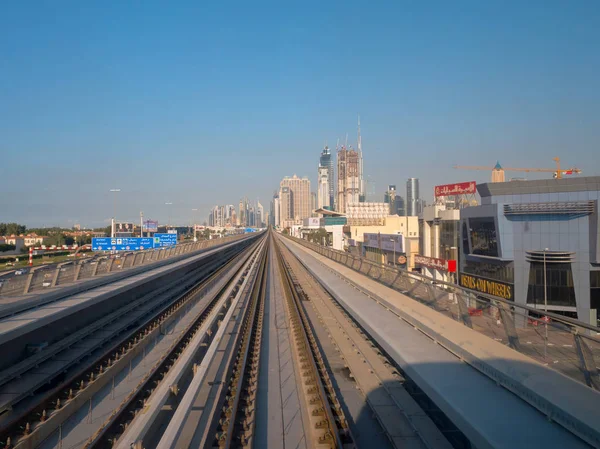 Raillway y rascacielos en Dubai —  Fotos de Stock