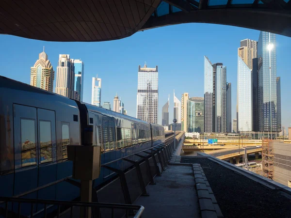 Estación de metro y rascacielos en Dubai — Foto de Stock