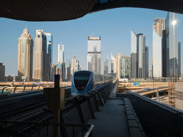 Estación de metro y rascacielos en Dubai — Foto de Stock