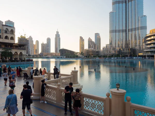 Pessoas na fonte do Dubai em Dubai — Fotografia de Stock