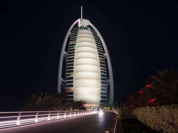 El hotel Burj Al Arab en Dubai por la noche — Foto de Stock