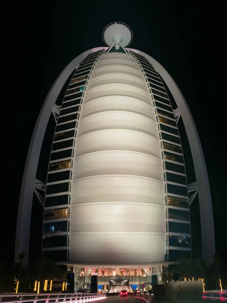 O hotel Burj Al Arab em Dubai à noite — Fotografia de Stock