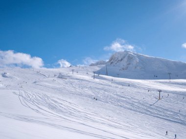 Parnassos dağının yamaçlarında güneşli bir günde