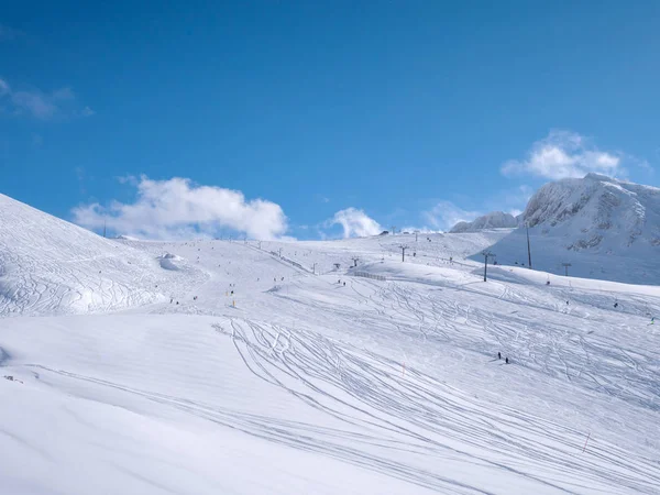 Piste della montagna di Parnassos in una giornata di sole — Foto Stock