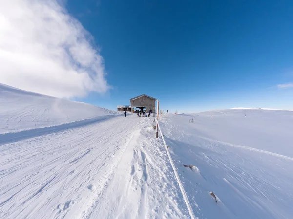 Hellingen van de Parnassos berg met mensen in een zonnige dag — Stockfoto