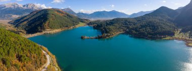 Yunanistan 'ın Moreloponnese kentindeki Doxa Gölü' nün havadan görünüşü