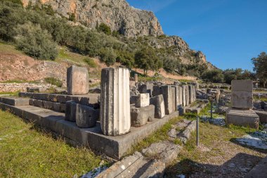 Yunanistan 'daki Delphi arkeoloji sahasındaki Athena pronaia tapınağının kalıntıları