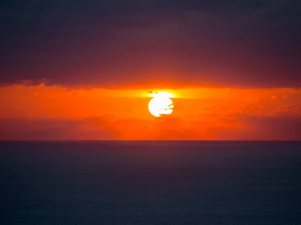 Schöner Sonnenuntergang Mit Wolken Und Verblassender Sonne Horizont — Stockfoto