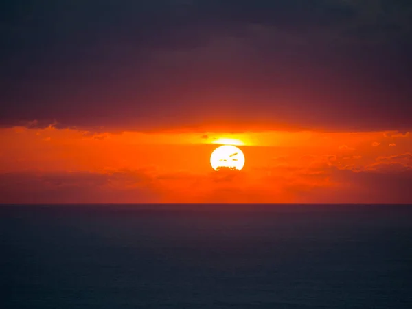 Beau Coucher Soleil Avec Des Nuages Soleil Décolorant Dans Horizon — Photo