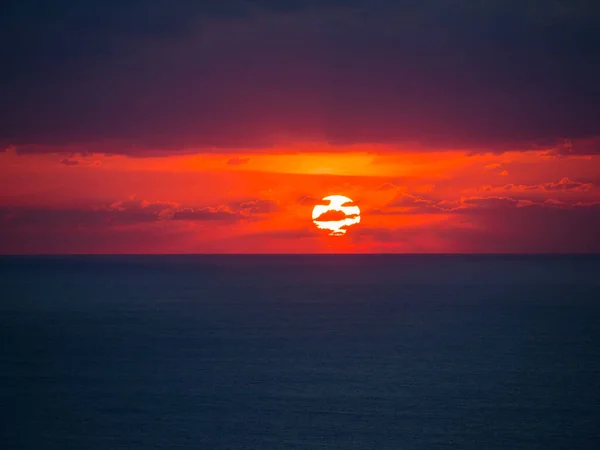 Krásný Západ Slunce Mraky Blednoucím Sluncem Obzoru — Stock fotografie