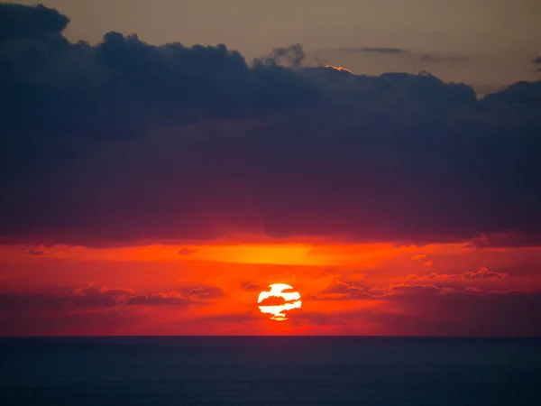 Gyönyörű Naplemente Felhőkkel Halványuló Nappal Horizonton — Stock Fotó