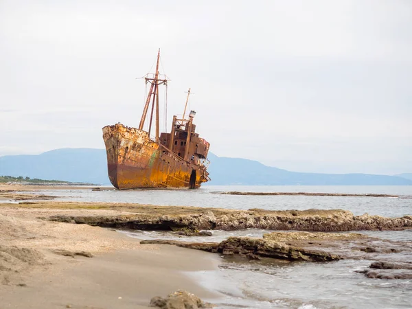 古い錆びた難破船Agios Dimitriosギテオのビーチ ペロポネソス ギリシャ — ストック写真