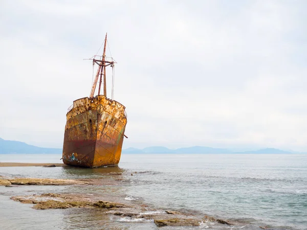 古い錆びた難破船Agios Dimitriosギテオのビーチ ペロポネソス ギリシャ — ストック写真