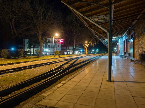 希腊Peloponnese的Kalavrita村夜间老的传统火车站 — 图库照片