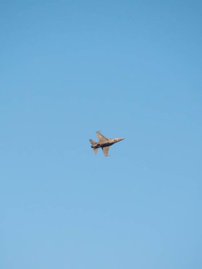 ZAKYNTHOS - GREECE, Kasım 52017: Zakynthos adasındaki hava gösterisinde bir Yunan Hava Kuvvetleri F-16 jeti